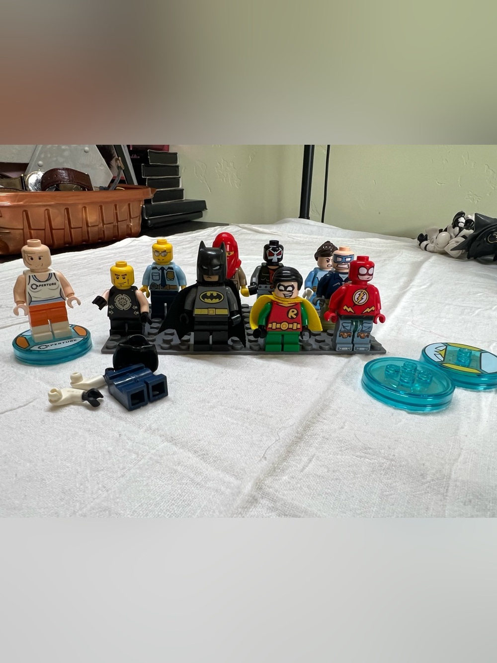 Lego lot of 10 mini figs Batman Robin 10 figs. Marvel DC